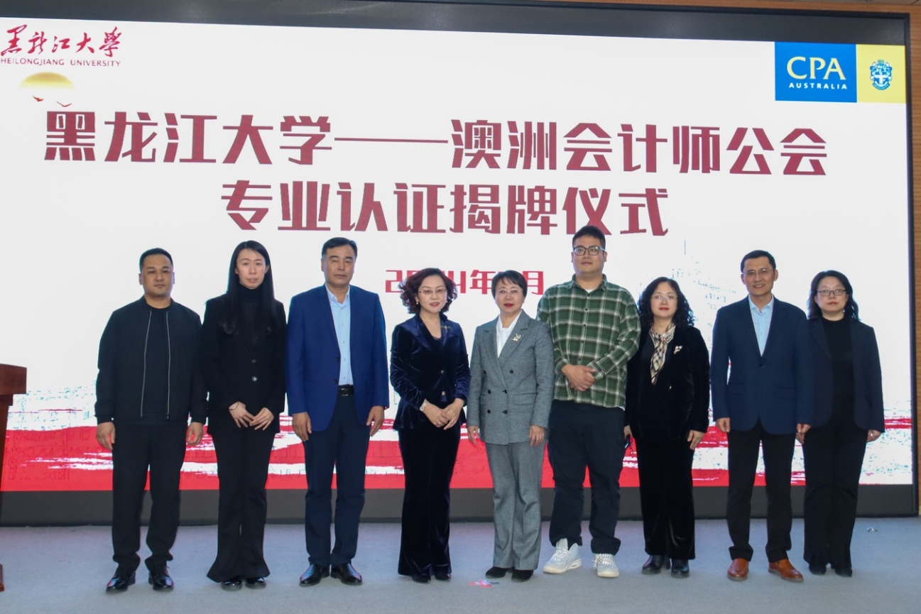 男人和女人在路上走描述已自动生成